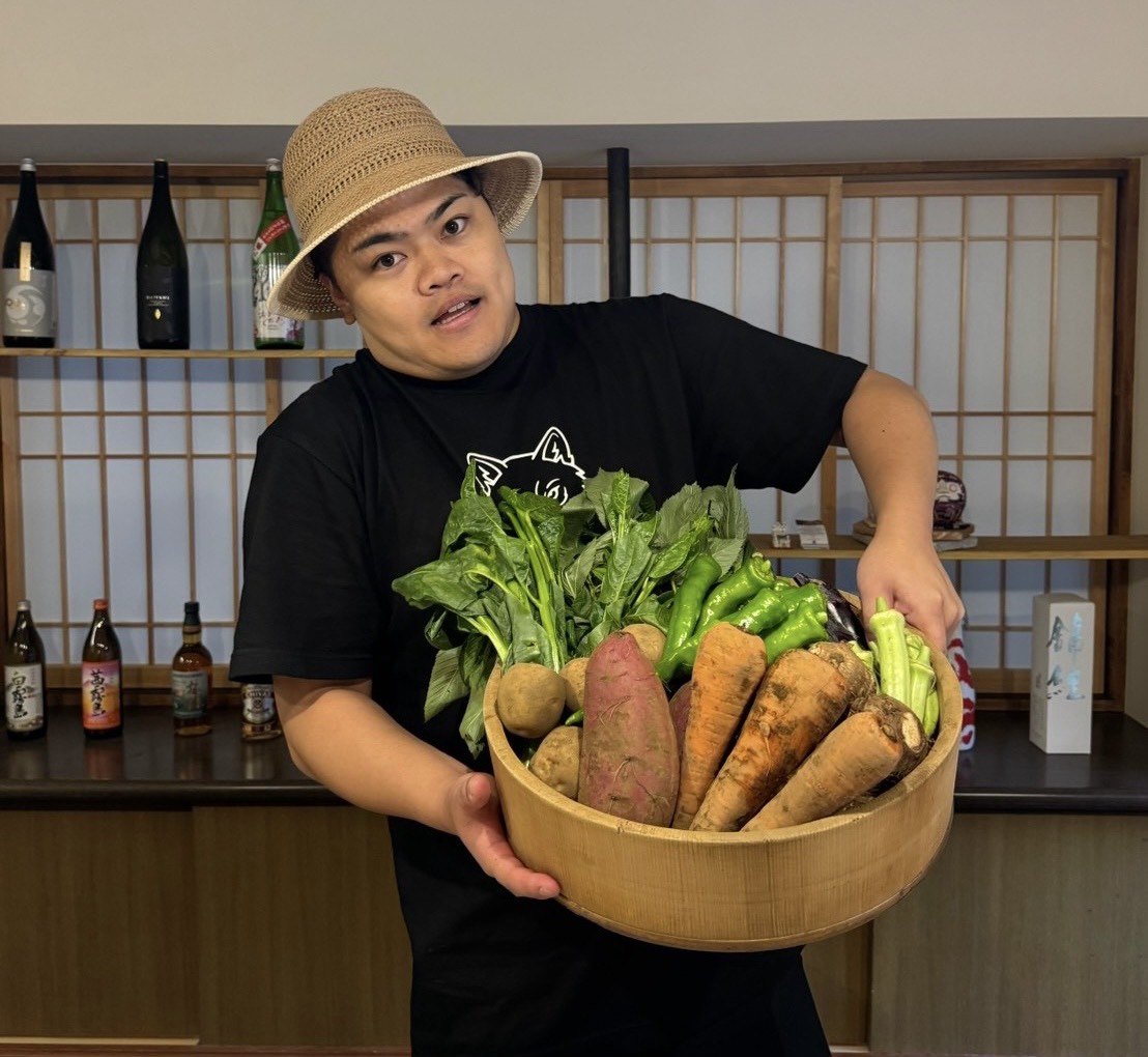 地域の農産物を手にする矢野さん